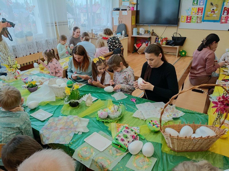 Twórcze przygotowania do Świąt w klasie I c