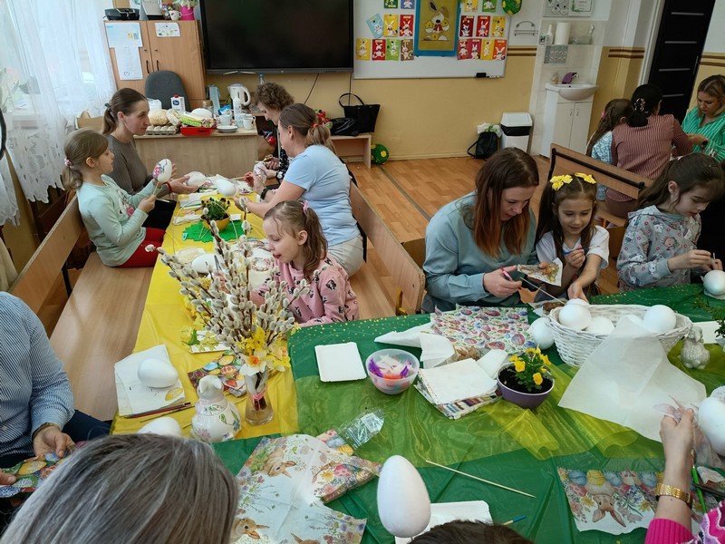 Twórcze przygotowania do Świąt w klasie I c