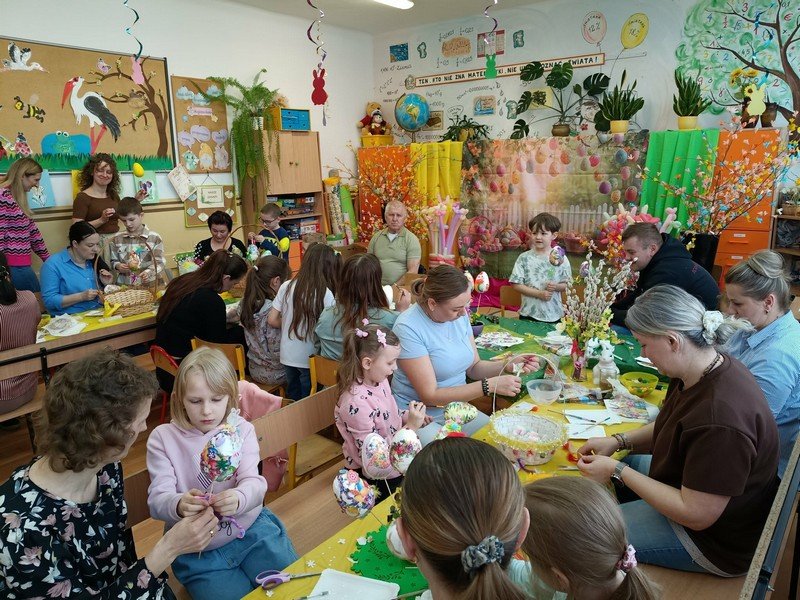 Twórcze przygotowania do Świąt w klasie I c