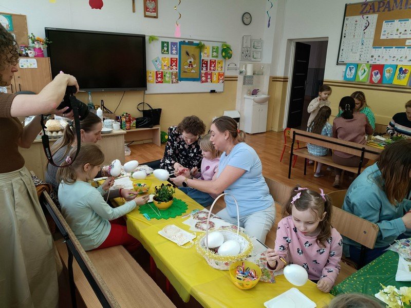 Twórcze przygotowania do Świąt w klasie I c