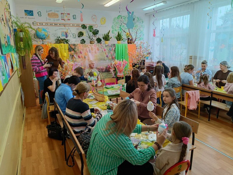 Twórcze przygotowania do Świąt w klasie I c